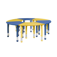 Table de maternelle en plastique coloré